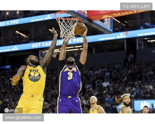 勇士与雷霆激战正酣新浪直播带你全程感受比赛精彩瞬间